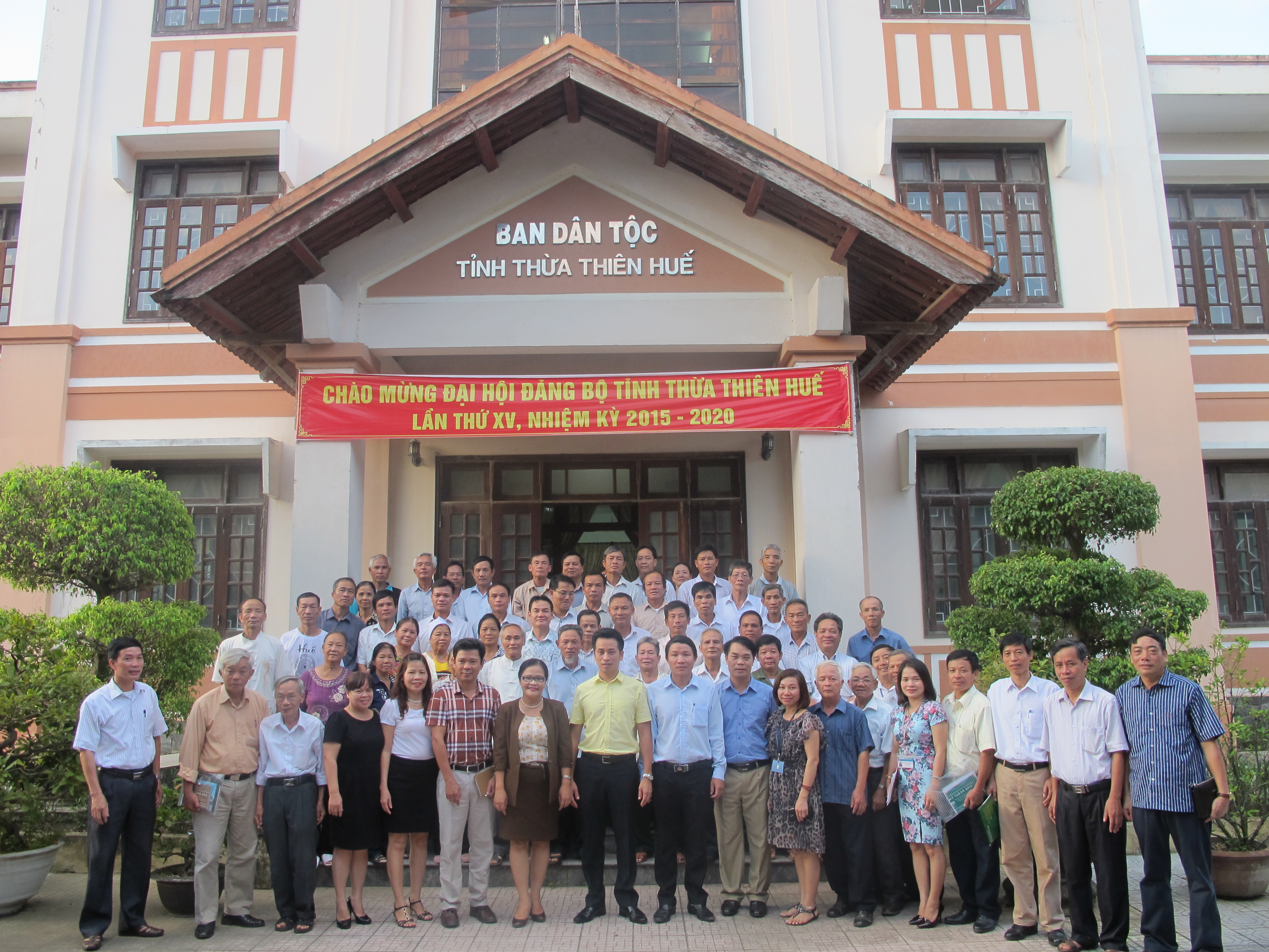 Đoàn công tác chụp ảnh lưu niệm tại trụ sở Ban Dân tộc tỉnh Thừa Thiên Huế