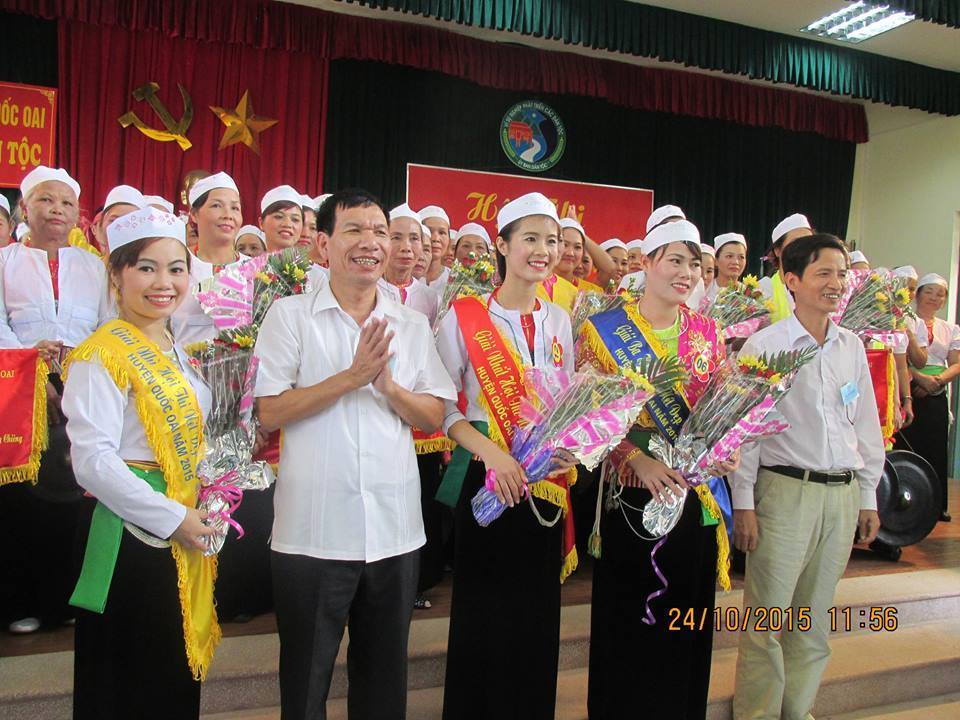 Ông Nguyễn Tất Vinh – Trưởng Ban Dân tộc Thành phố và ông Nguyễn Khắc Hoàn – PCT HĐND huyện Quốc Oai trao giải cho các thí sinh tại hội thi