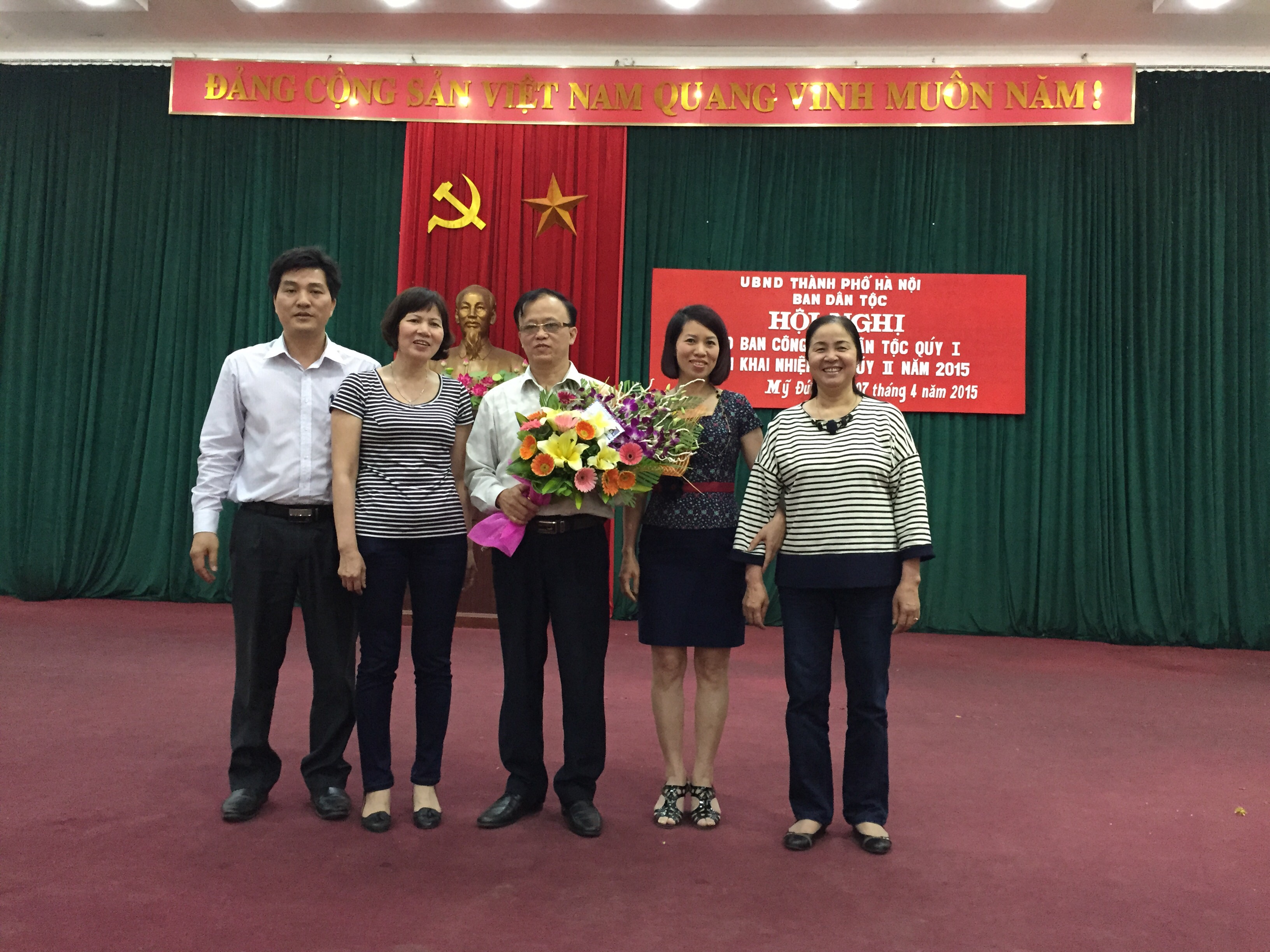 Đại diện các phòng thuộc Ban Dân tộc Thành phố tặng hoa chúc mừng đ/c Nguyễn Hữu Hợp.