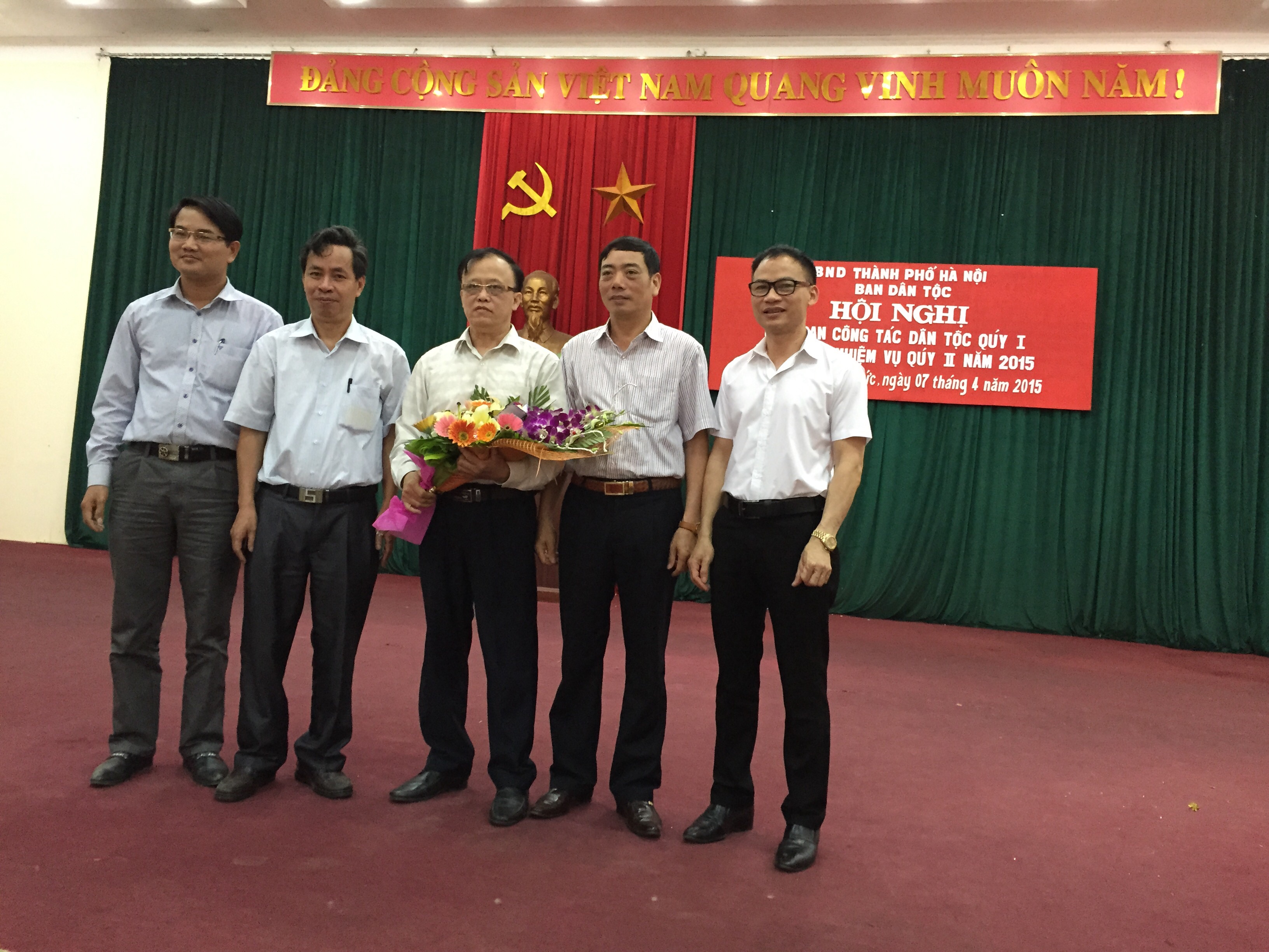 Các đ/c Trưởng phòng Dân tộc các huyện tặng hoa chúc mừng đ/c Nguyễn Hữu Hợp.