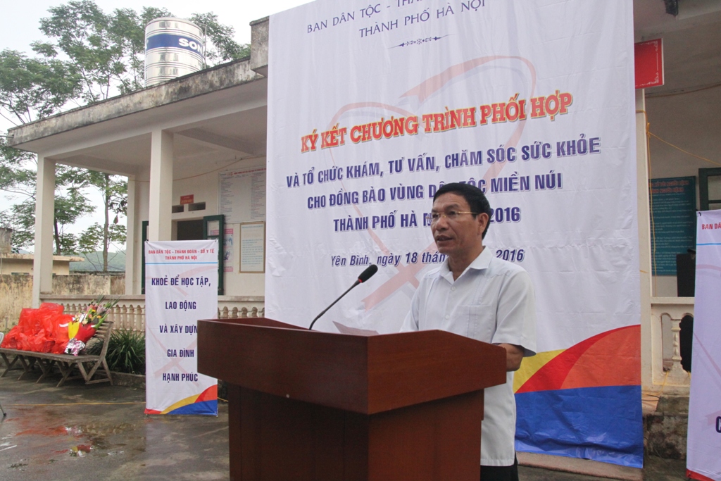 Đồng chí Nguyễn Tất Vinh –Trưởng Ban Dân tộc Thành phố phát biểu khai mạc chương trình